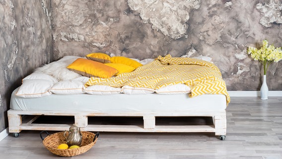 Ein Bett aus Paletten mit Rollen. © Colourbox Foto: -