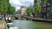 Gracht mit Booten in Amsterdam © picture-alliance / OKAPIA KG, Germany 