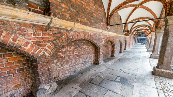 Die Arkaden am alten Lübecker Rathaus. © Colourbox Foto: Giovanni