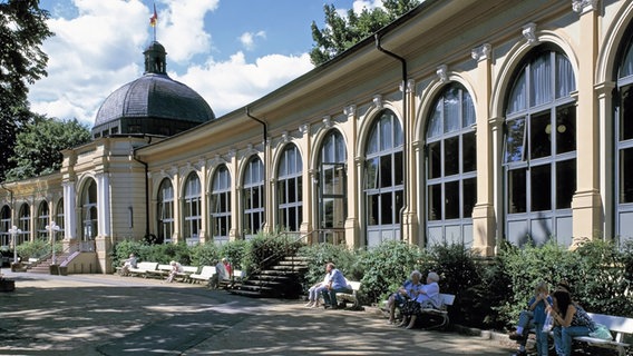 Wandelhalle und Trinkhalle im Badepark von Bad Harzburg. © imago/Werner Otto 