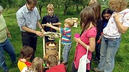 Kinder machen im Haseldorfer Obstgarten eigenen Apfelsaft. © NDR 