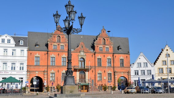 Blick auf das Rathaus und den Marktplatz von Glückstadt © Glückstadt Destination Management GmbH 