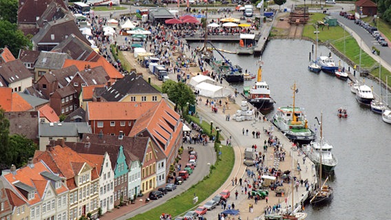 Luftbild des Glückstädter Hafens während der Matjeswochen © Glückstadt Destination Management GmbH 