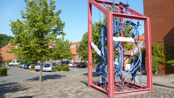Vor dem Landwirtschaftsmuseum in Meldorf steht ein Kunstwerk aus landwirtschaftlichen Geräten. © Touristinformation Meldorf. 
