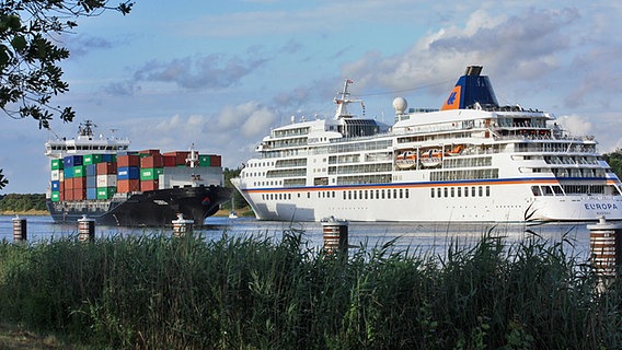 Passagierschiff und Containerschiff begegnen sich auf dem Nord-Ostsee-Kanal © Touristische Arbeitsgemeinschaft NOK 