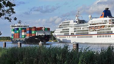 Passagierschiff und Containerschiff begegnen sich auf dem Nord-Ostsee-Kanal © Touristische Arbeitsgemeinschaft NOK 