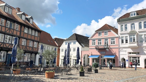 Blick auf historische Häuser am Altstädter Markt in Rendsburg. © NDR Foto: Jörn Rollfinke