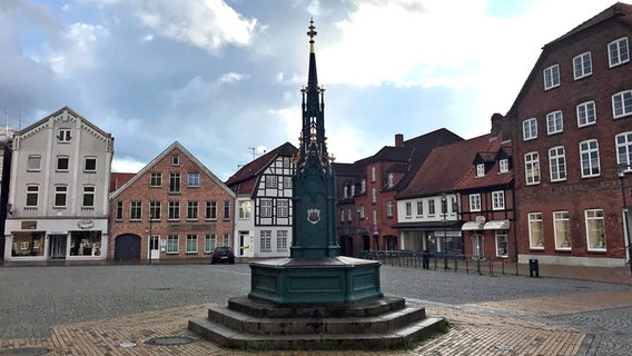 Der Gerhardsbrunnen auf dem Schlossplatz in Rendsburg. © NDR Foto: Melanie Kiel