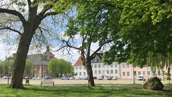 Blick auf den Paradeplatz mit Christkirche in Rendsburg. © NDR Foto: Melanie Kiel