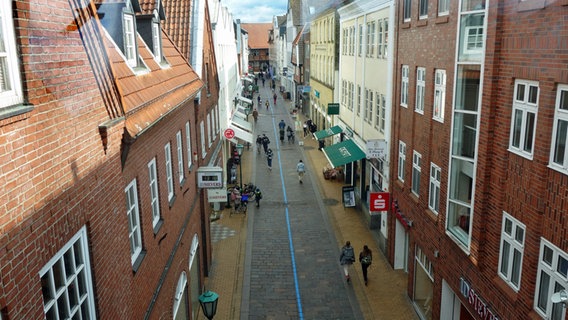 Blick auf die Fußgängerzone mit der Blue line in der Innenstadt von Rendsburg. © NDR Foto: Kathrin Weber