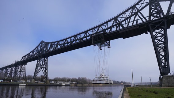 Die neue Schwebefähre quert 2022 den Nord-Ostsee-Kanal unter der Rendsburger Hochbrücke. © picture alliance/dpa Foto: Marcus Brandt
