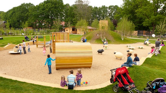 Kinder beim Spielen auf dem Feldspielplatz im Norderstedter Stadtpark. © Norderstedter Stadtpark / Arne Vollstedt 