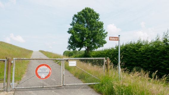 Aufgang am Elbdeich mit einem Hinweisschild zum Naturschutzgebiet Bishorst. © NDR Foto: Anja Deuble