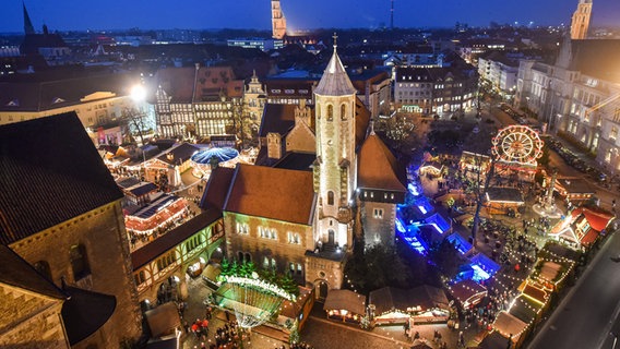 Blick von oben auf den Weihnachtsmarkt rund um den Dom in Braunschweig © picture alliance / dpa | Ole Spata Foto: Ole Spata
