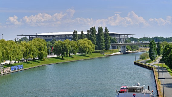 Blick auf den Mittellandkanal und die Volkswagen Arena in Wolfsburg. © imago images/Sven Simon 