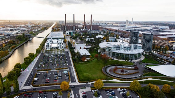 Luftaufnahme vom VW-Werk und der Autostadt in Wolfsburg. © picture alliance Foto: Jochen Eckel