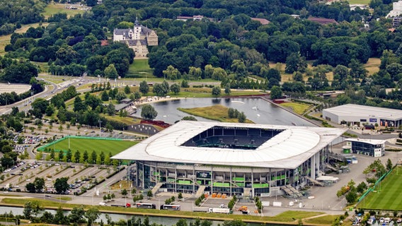 Luftbild auf das Wolfsburger Stadtschloss und die Volkswagen-Arena von 2016. © picture alliance / blickwinkel/H. Blossey Foto: H. Blossey