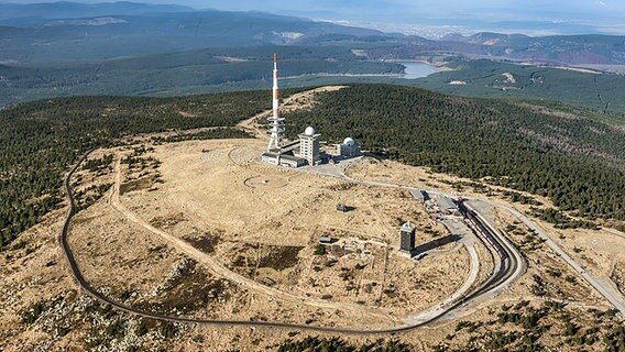 Luftbild des Brockengipfels im Harz © imago/imagebroker 