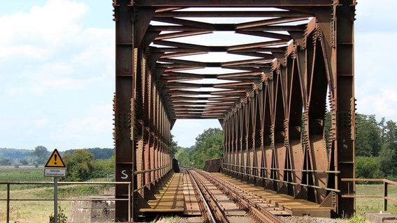 Die Eisenbahnbrücke über die Oste bei Hechthausen. © Metropolregion Hamburg 