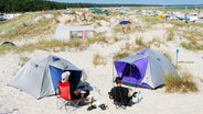 Camper in den Dünen des Campingplatzes in Prerow © dpa / Picture alliance Foto: Bernd Wüstneck