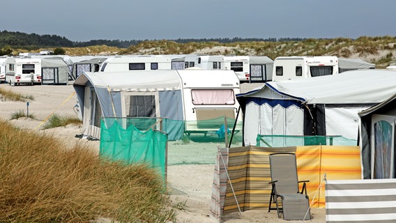 Campingplatz mit Wohnwagen und Vorzelten in den Dünen von Prerow an der Ostsee. © picture alliance/dpa Foto: ernd Wüstneck