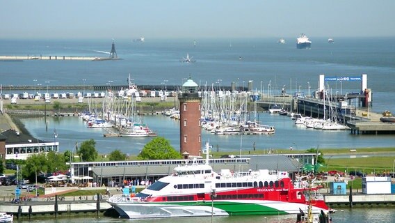 Blick auf den Hafen von Cuxhaven mit dem alten Leuchtturm. © Nordseeheilbad Cuxhaven GmbH 
