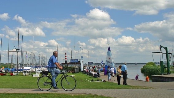 Radfahrer vor Segelbooten am Dümmer See © Verbund Oldenburger Münsterland e.V. 