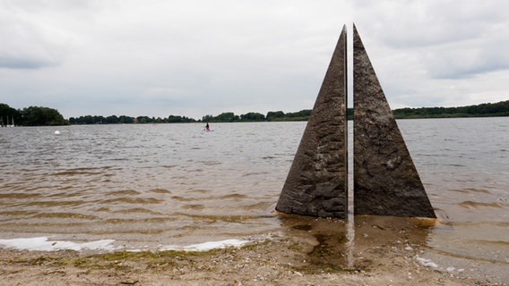 Skulptur "Lebenszeichen" von Wolf Gloßner am Einfelder See. © NDR Foto: Anja Deuble