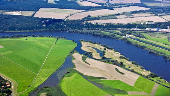 Die Elbe von oben bei Brackede in Niedersachsen. © picture alliance / Arco Images Foto: K. Hinze