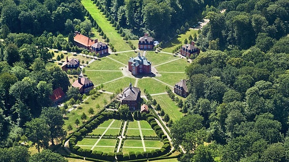 Luftbild von Schloss Clemenswerth und den umstehenden Pavillons. © Emslandmuseum Foto: Stefan Schöning