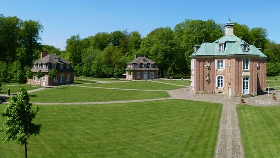 Das Jagdschloss und zwei der Pavillons der Anlage in Clemenswerth. © Emslandmuseum 