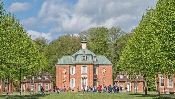 Besucher im Park vor Schloss Clemenswerth. © Schloss Clemenswerth Foto: Eckhard Albrecht