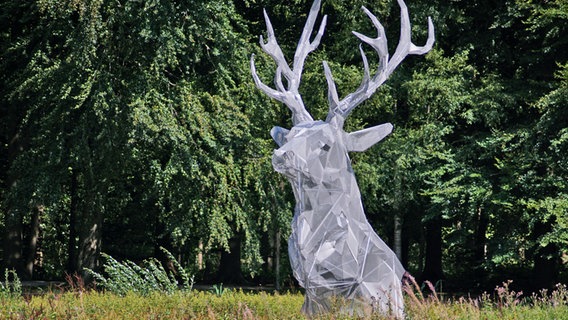 Aluminium-Skulptur eines Platzhirsches auf  auf der mittleren Insel der Clemenswerther Teichanlage. © Schloss Clemenswerth Foto: Thomas Otto