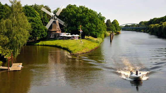 Windmühle am Dortmund-Ems-Kanal bei Meppen. © Picture-Alliance / DUMONT Bildarchiv Foto: Rainer Kiedrowski