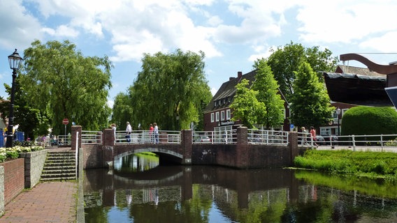 Blick auf eine Brücke, die über den Hauptkanal in Papenburg führt. © NDR Foto: Kathrin Weber