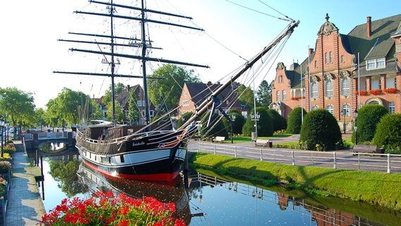Das Museumsschiff Brigg "Friederike" vor dem Rathaus in Papenburg © Papenburg Marketing 