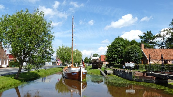 Ein altes Segelschiff auf einem Kanal in Papenburg. © NDR Foto: Kathrin Weber