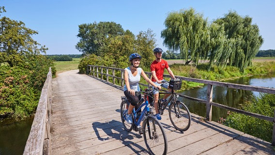 Zwei Radfahrer überqueren eine Brücke im Vechtetal. © Grafschaft Bentheim Tourismus 
