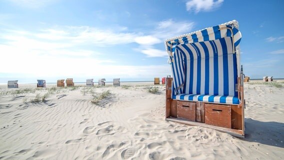Ein leerer Strandkorb am Strand. © colourbox Foto: Martin Piechotta