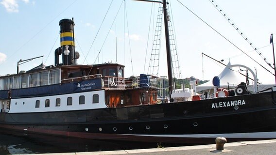 Ein altes schwarzes Schiff aus Stahl mit hohem Schornstein © NDR Foto: Janine Kühl