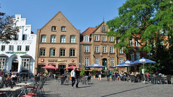 Ein großer Platz mit Cafés und alten Häusern © NDR Foto: Janine Kühl
