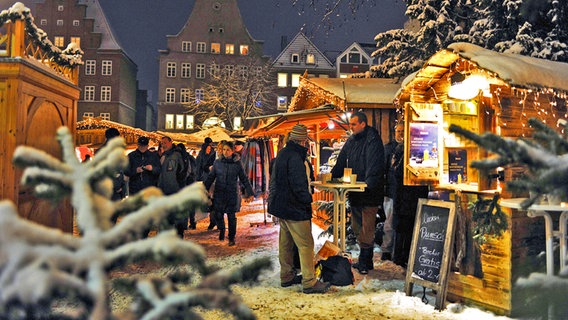 Besucher und Stände auf dem Flensburger Weihnachtsmarkt. © imago / nordpool Foto: Tim Riediger