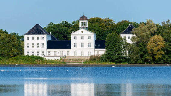 Blick auf Schloss Gråsten in Süd-Dänemark. © picture alliance / imageBROKER Foto: Wolfgang Diederich