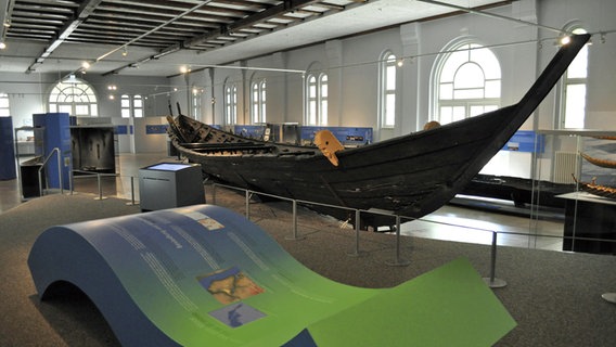 Das Nydamboot im Archäologischen Landesmuseum in Schloss Gottorf. © Stiftung Schleswig-Holsteinische Landesmuseen Foto: Isabel Sonnenschein