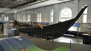 Das Nydamboot im Archäologischen Landesmuseum in Schloss Gottorf. © Stiftung Schleswig-Holsteinische Landesmuseen Foto: Isabel Sonnenschein