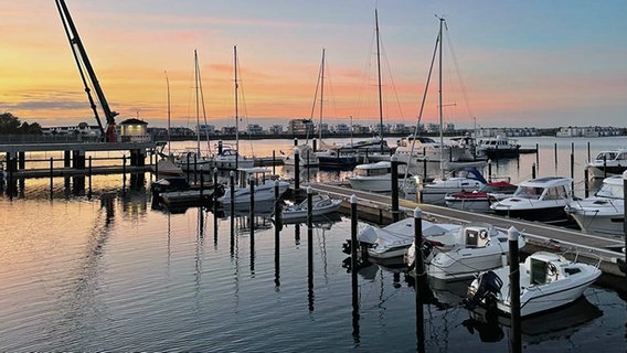 Boote im Jachthafen von Port Olpenitz bei Sonnenuntergang © NDR Foto: Nathalie Komaromi