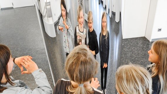 Kinder stehen vor einem Zerrspiegel in der Phänomenta und amüsieren sich
h © Phänomena Flensburg Foto: Anja Menzel