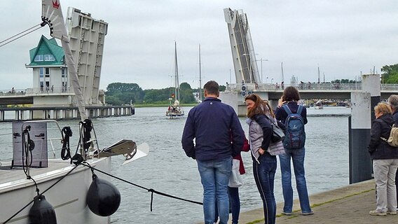 Ein Segelschiff passiert die geöffnete Klappbrücke in Kappeln an der Schlei. © NDR / Axel Franz Foto: Axel Franz