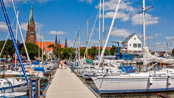 Segelboote im Stadthafen vor dem Dom St. Petri in Schleswig © Ostseefjord Schlei GmbH Foto: H. Matzen