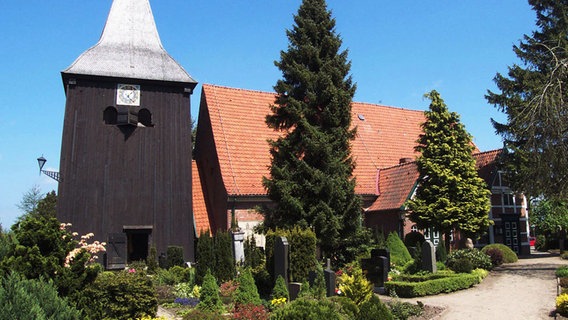 die Kirche in Hamburg-Altengamme bei Sonnenschein © Kirche Altengamme Foto: Kirche Altengamme